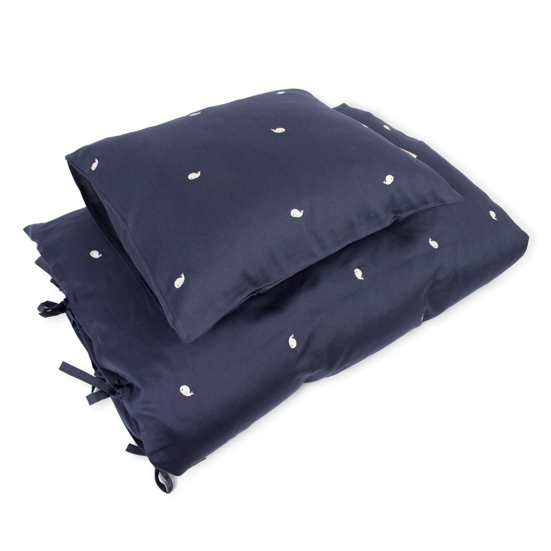 01_Filibabba juniorsengetøj, Hvalen Christian broderi, Midnight.jpg