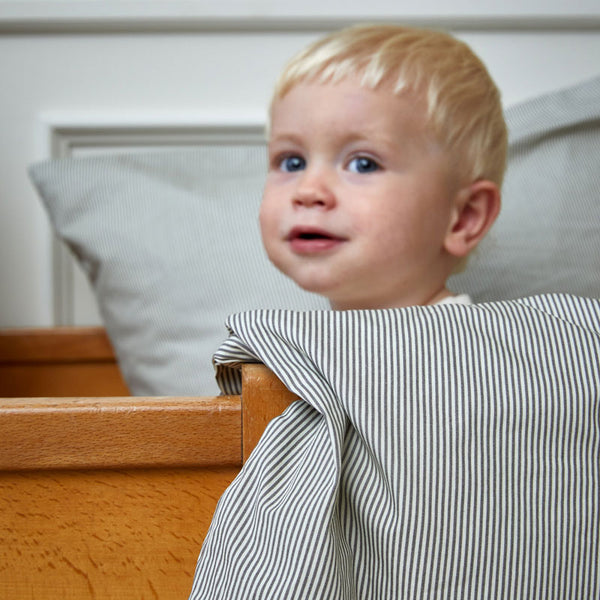 by KlipKlap Baby-Bettwäsche, Emil Stripe Steel Grey