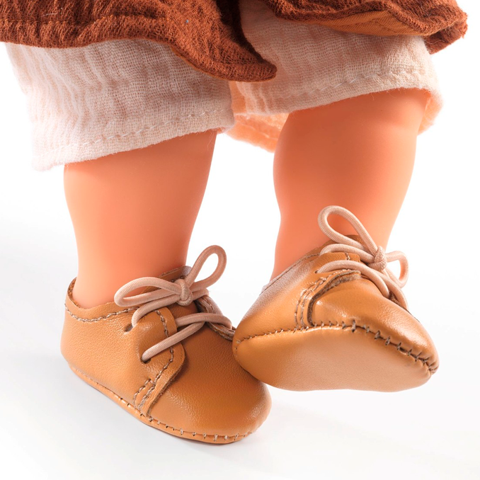 02_Djeco Pomea dukketøj, brune sko-2.png