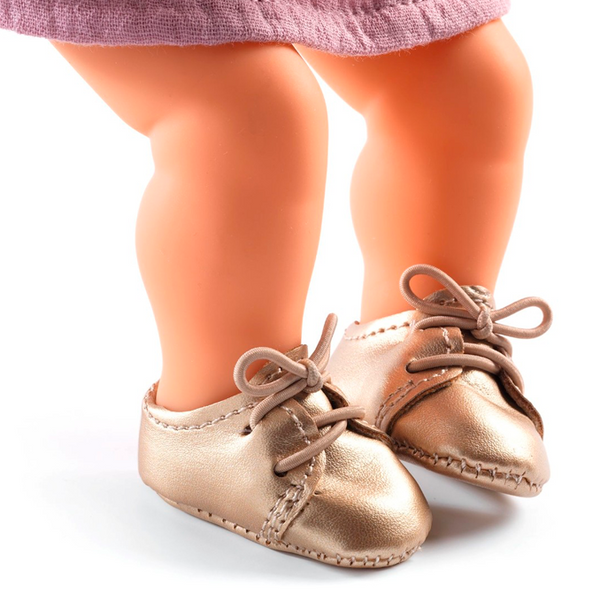 Djeco Pomea Puppenkleidung, goldene Schuhe