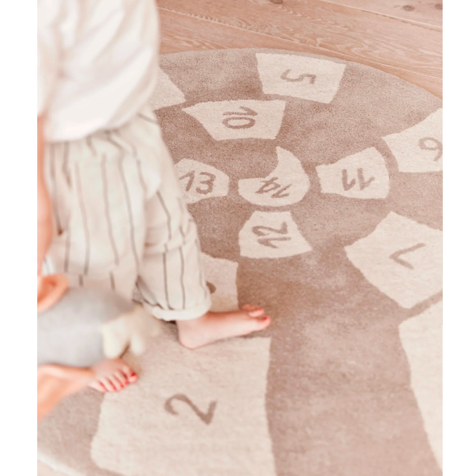 02_OYOY Nautilus Hopscotch tæppe, clay-off white.png