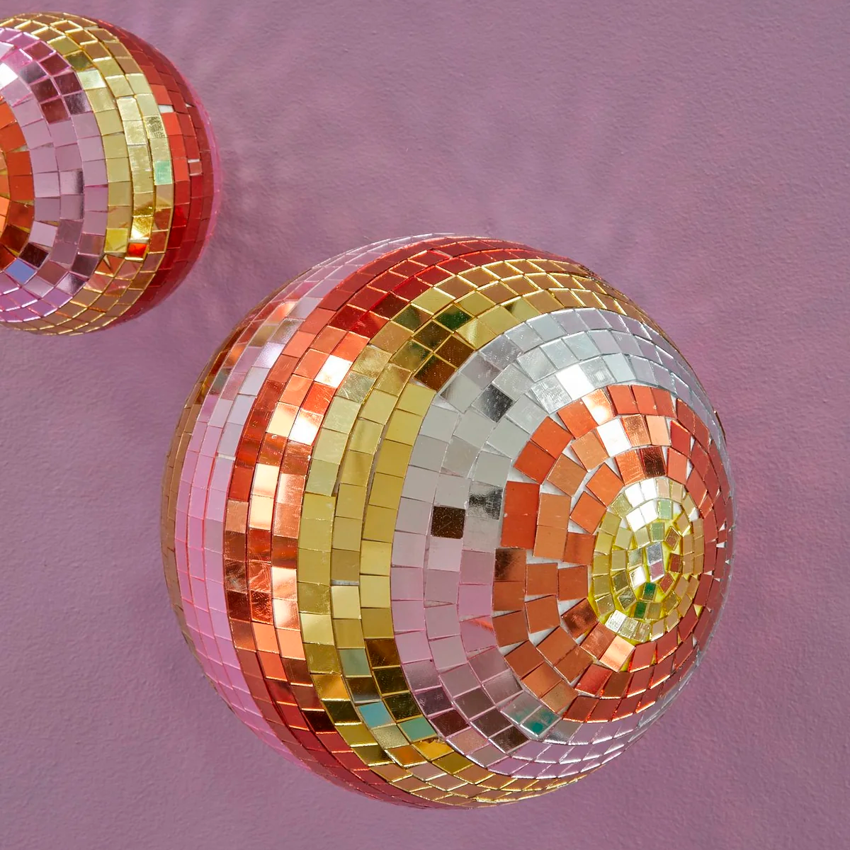 02_Rice mellem discokugle, pink og guld.png