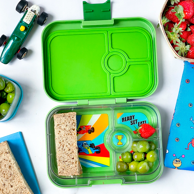 02_Yumbox Panino madkasse m. 4 rum, Matcha green - Race cars tray-2.png