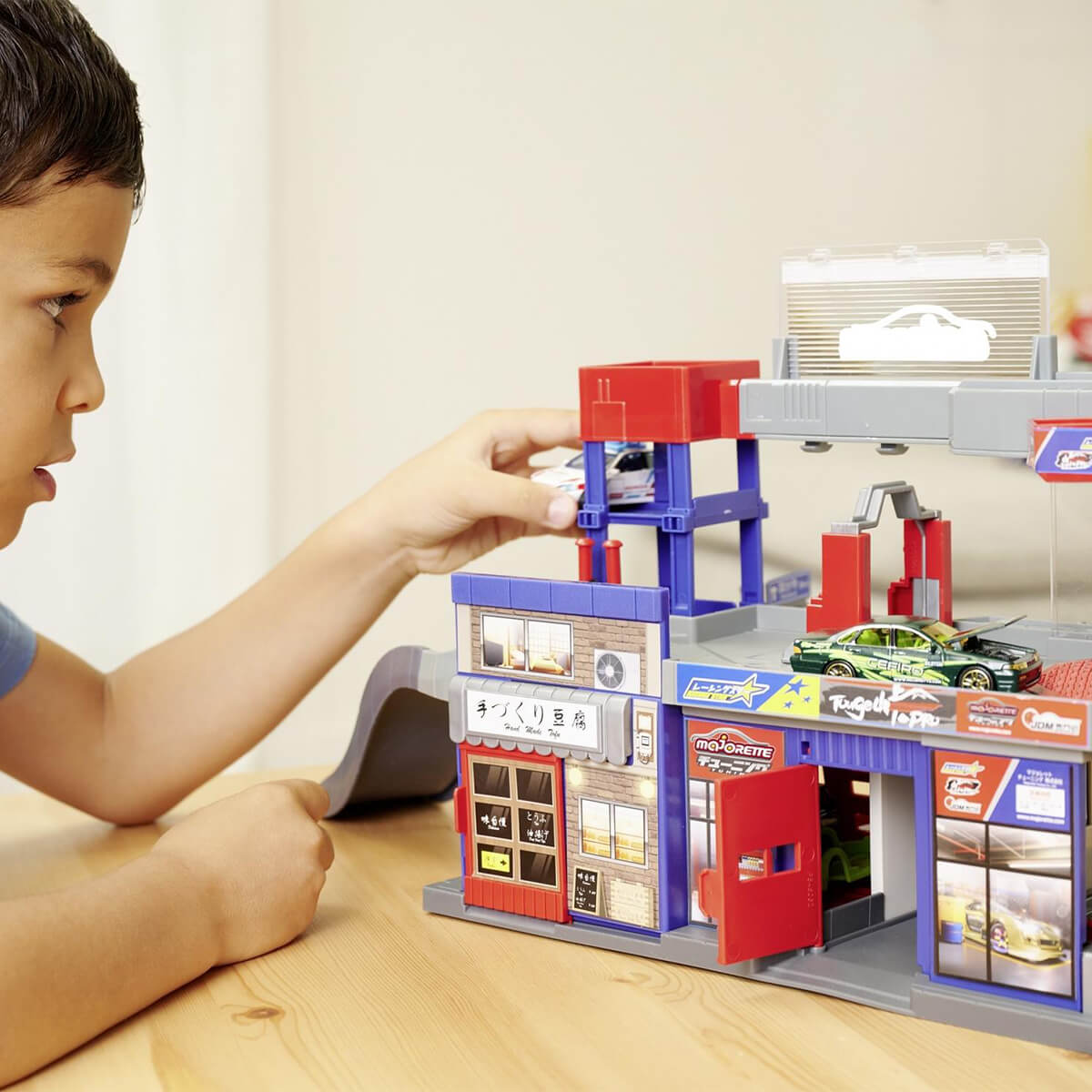 03_212051033-majorette-japan-series-tuning-garage-02.jpg
