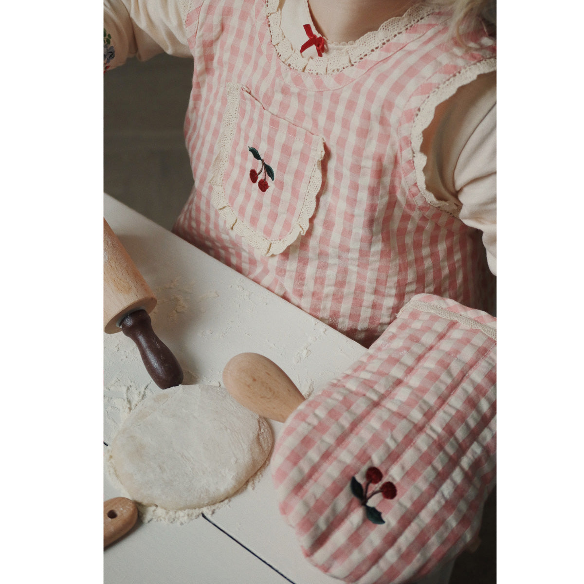 03_Konges Sløjd forklædesæt med blondekant, cherry check-2.jpg