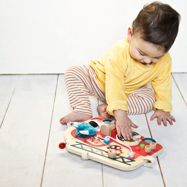 Lilliputiens Aktivitätsbrett aus Holz, Feuerwehrwagen
