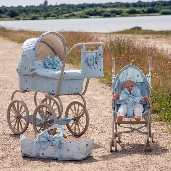 Konges Sløjd Zoe Schleifen-Puppenbuggy, cherry blue coeur, exklusiv bei Kleines Karussell